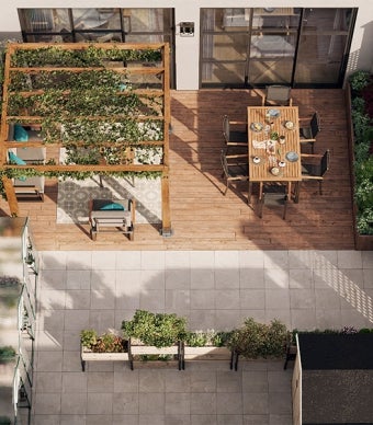 terraço com conjunto de jardim de mesa e cadeiras, com almofadas decorativas